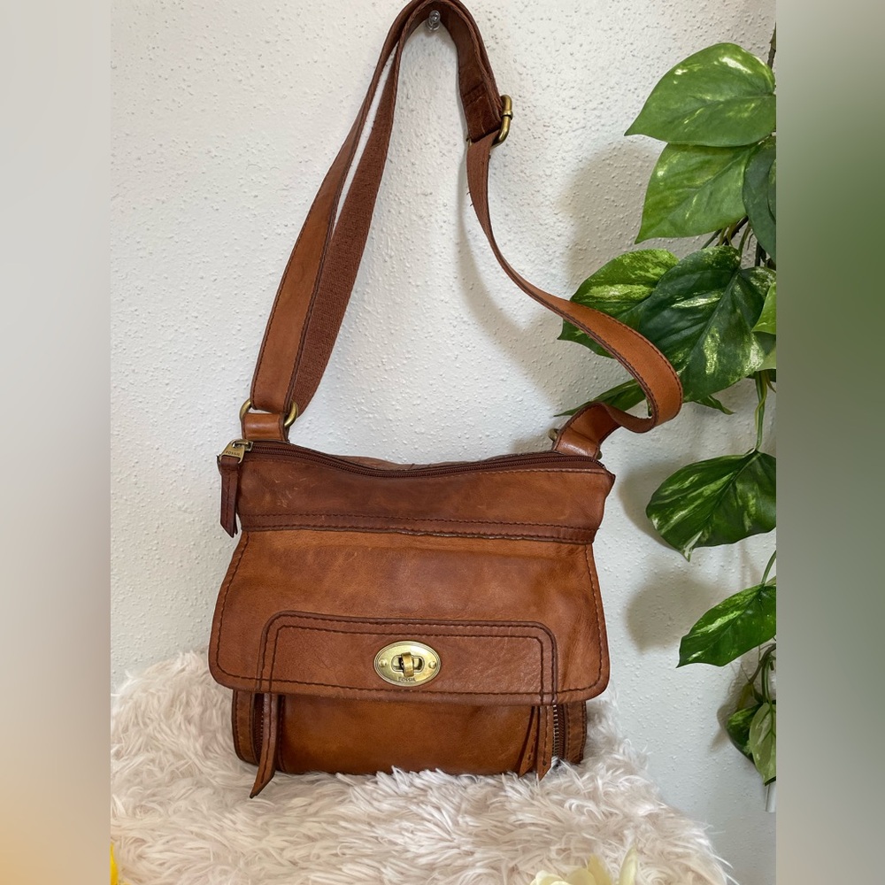 Fossil brown lambskin bag Vintage style Elegant and durable 💫